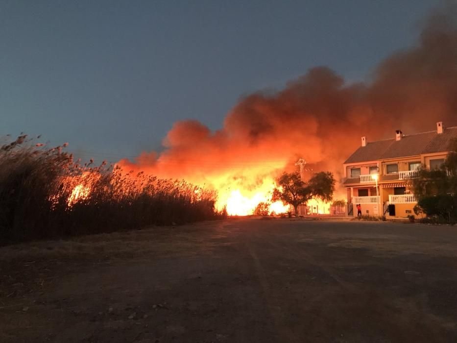 Cortafuegos para evitar que las llamas lleguen a la playa de Puçol.