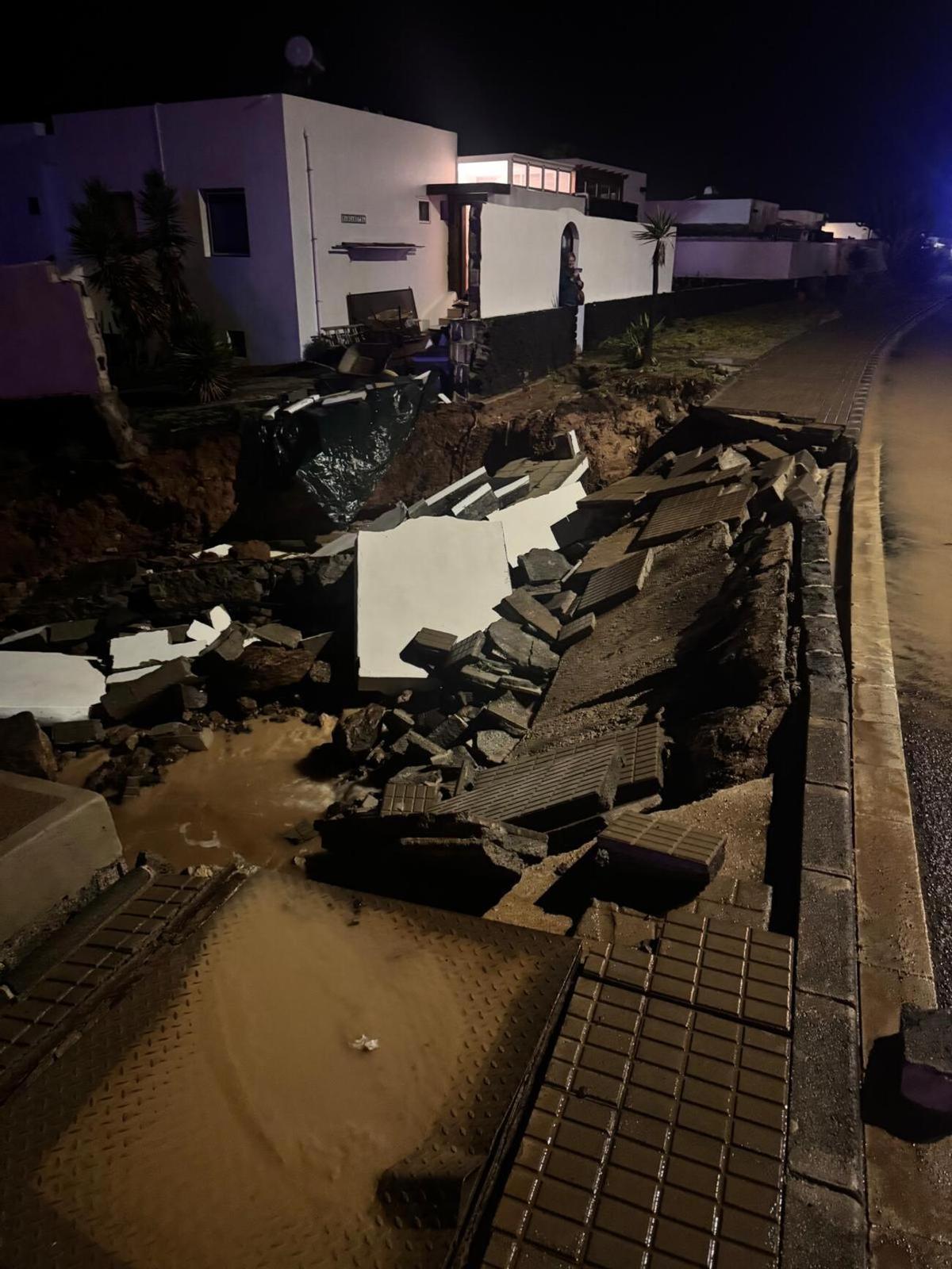 Destrozos por la borrasca Therese en Playa Blanca (Yaiza), en el sur de Lanzarote (23/03/2026)