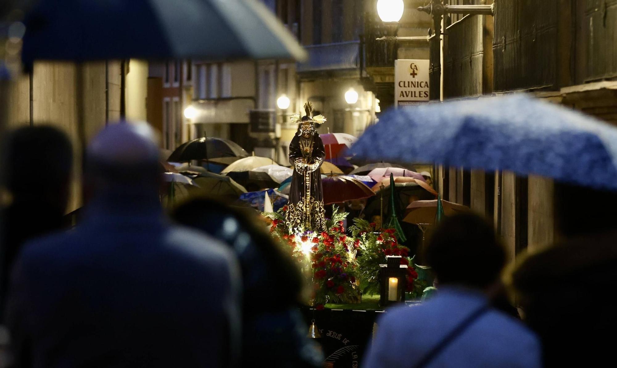 EN IMÁGENES: Así se vivió la procesión de Jesús Cautivo por las calles de Avilés