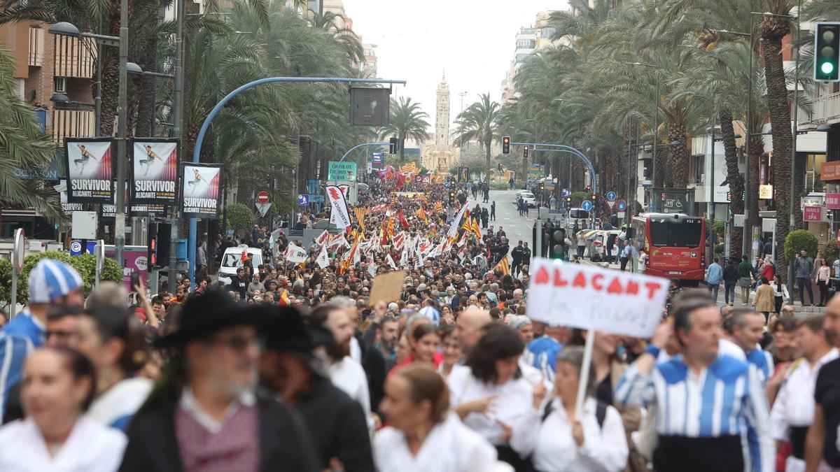 3.000 manifestantes claman en Alicante contra Mazón