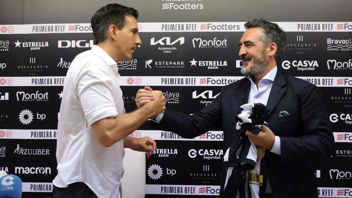 Haralabos Voulgaris, nuevo dueño del Castellón, junto a Vicente Montesinos en la rueda de prensa que supone un punto de inflexión en el devenir del club.