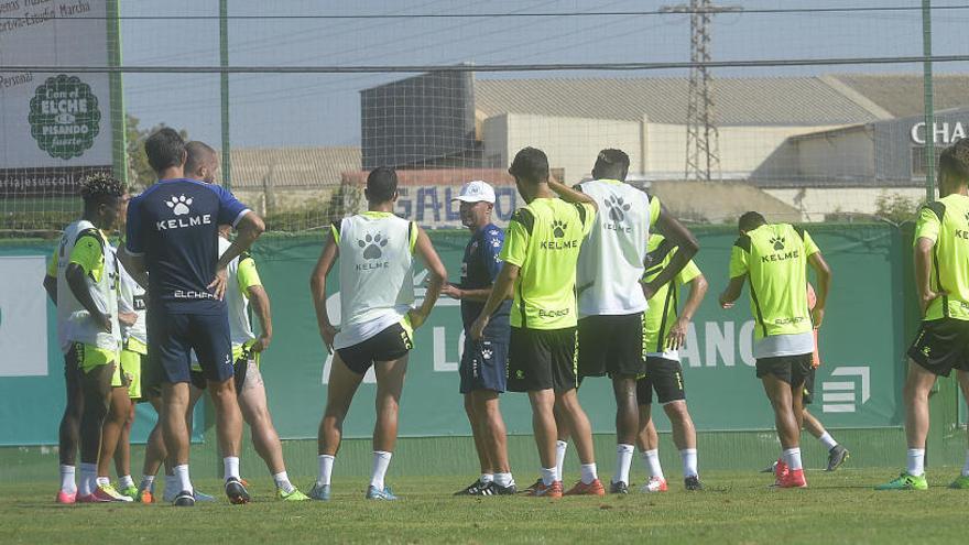 Vicente Mir durante el entrenamiento del equipo en el Anexo