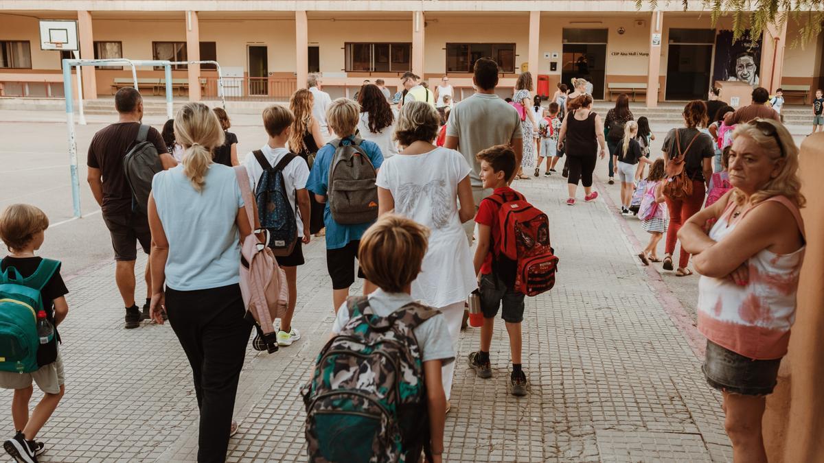 Alumnos del colegio Aina Moll, en Palma, entran a clase.