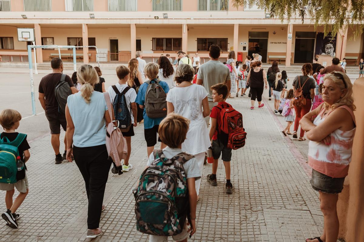 Alumnos del colegio Aina Moll, en Palma, entran a clase.