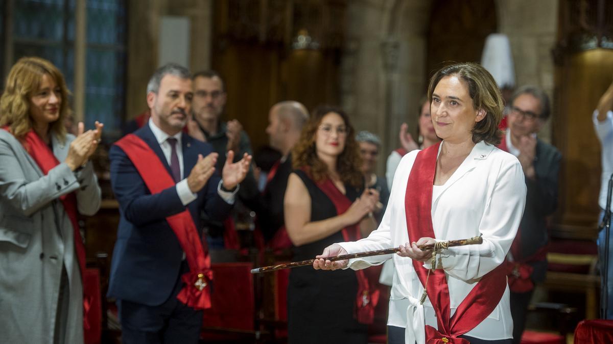 Ada Colau renueva como alcaldesa de Barcelona aplaudida por su socio de govern Jaume Collboni.