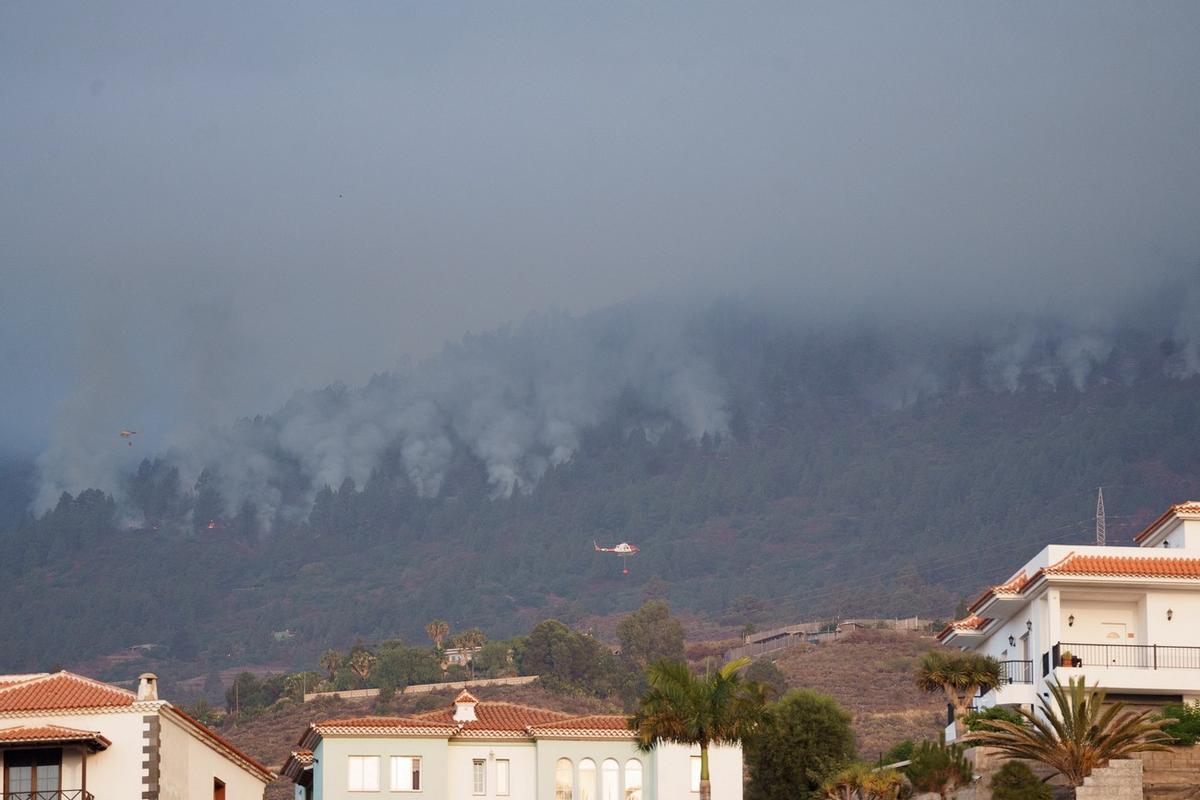 Los medios aéreos del Estado y del Gobierno de Canarias ya actúan en el incendio de Tenerife.