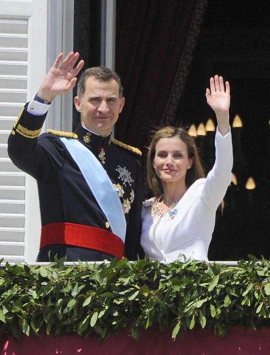 Los reyes saludando el día de la proclamación de Felipe VI