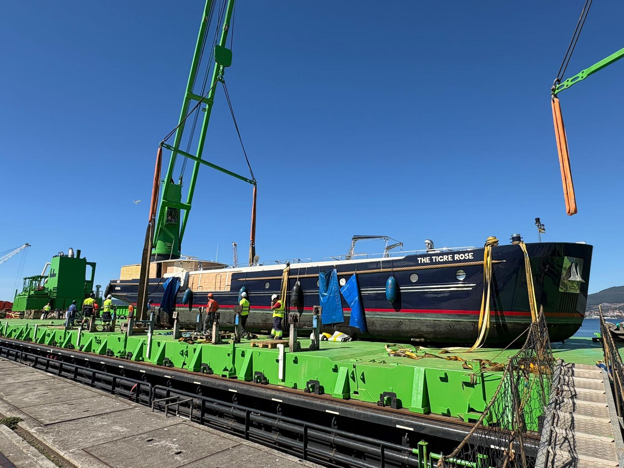 La barcaza de lujo «The Tigre Rose» dice adiós a Vigo 20 meses después