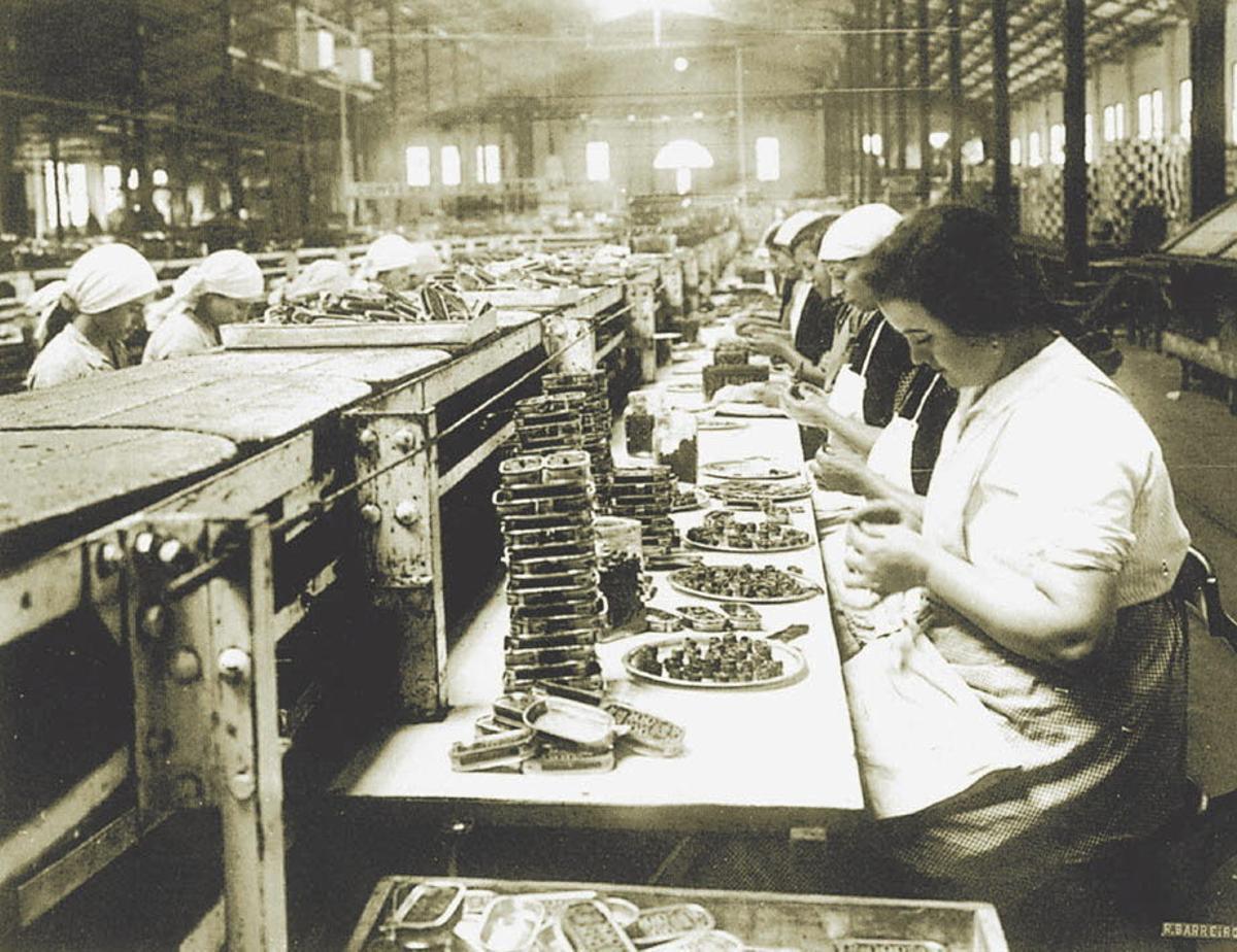 Trabajadoras de la antigua fábrica de conservas de Massó.