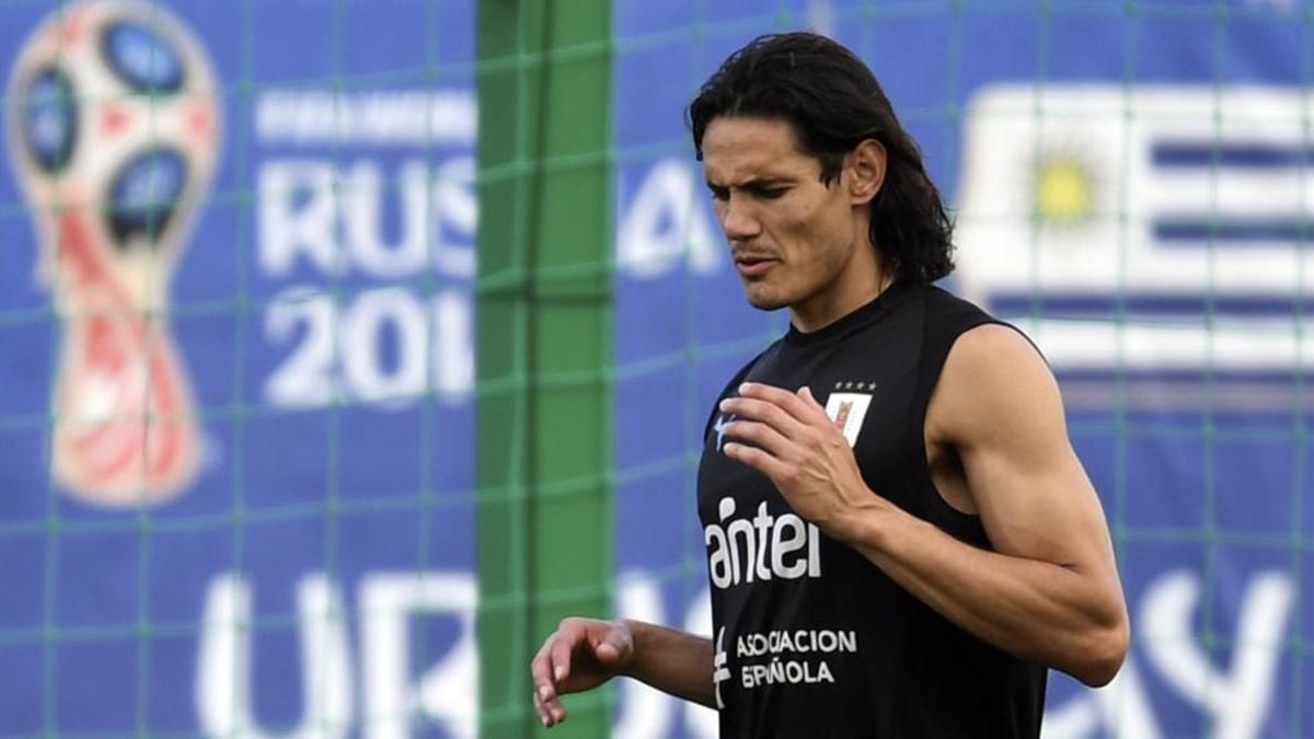 xortunouruguay s forward edinson cavani attends a trainin180706120349