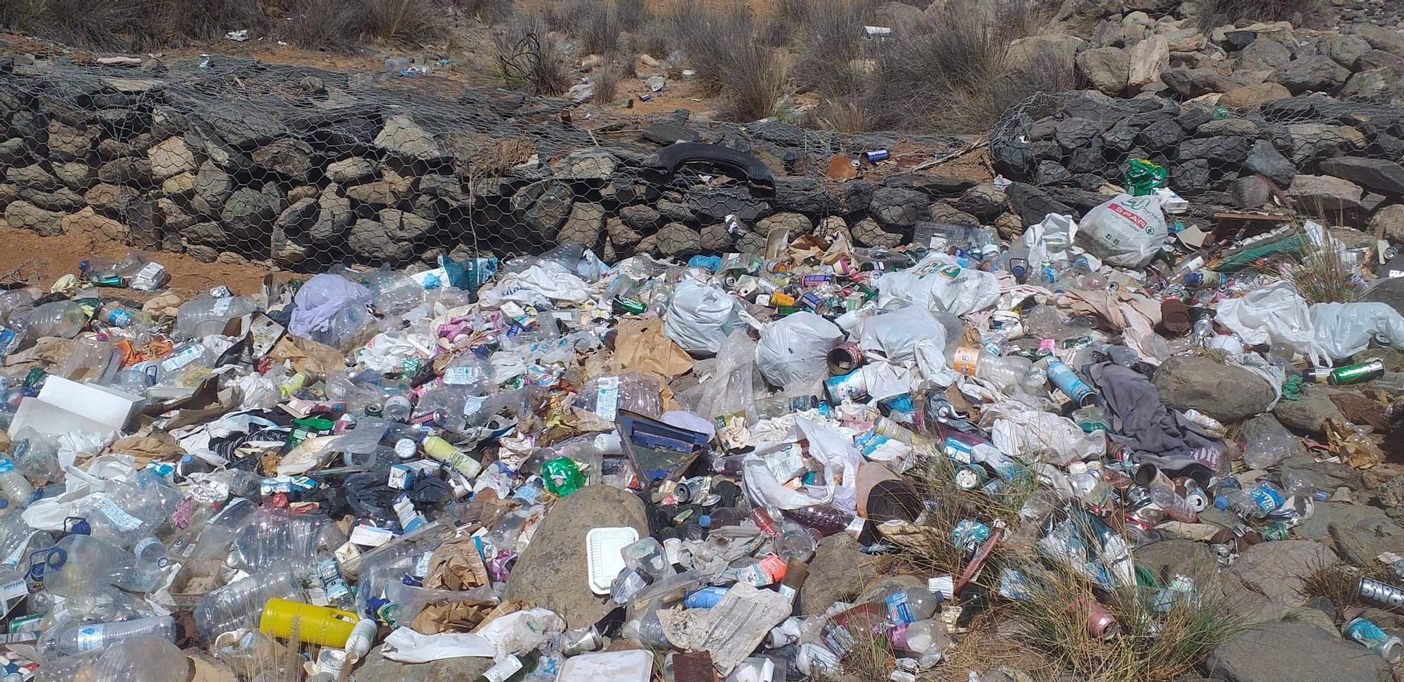 Basura y plásticos en un barranco de San Bartolomé de Tirajana