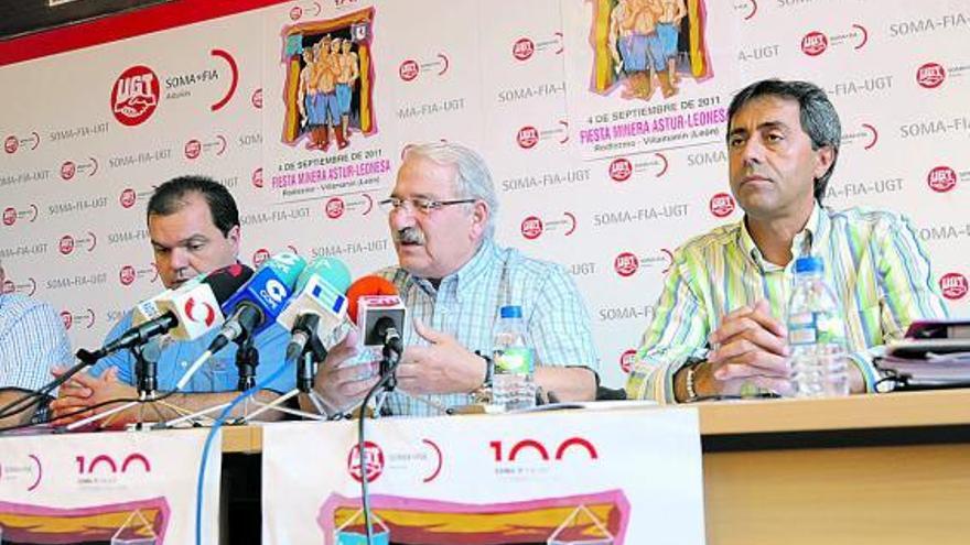 José Luis Alperi, José Ángel Fernández Villa y José Antonio Menéndez Barriada, ayer, en la presentación.
