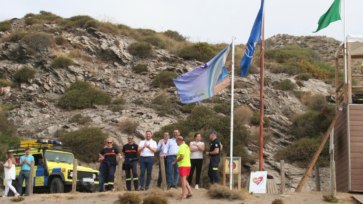 Francisco Morales, José Luis Ruiz, Diego José Mateos, Isabel Casalduero y Ricardo Villalba, junto a la Bandera Azul y Bandera Ecoplaya, aplauden un simulacro de rescate.