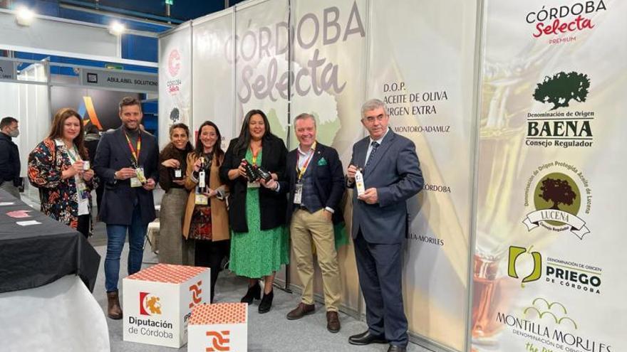 Dolores Amo, la tercera por la derecha, en el pabellón de ‘Córdoba selecta’ en la ‘World Olive Oil Exhibition’. | X