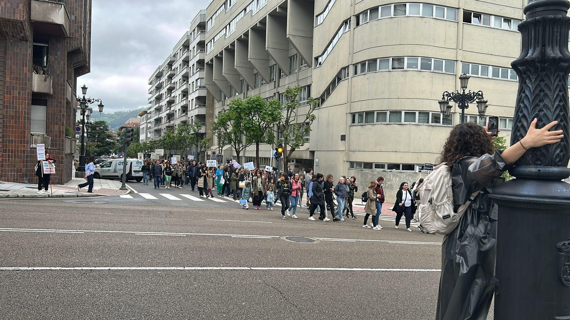 EN IMÁGENES: una gran columna de profesores ataviesa Oviedo para pedir soluciones tras la dimisión de Lydia Espina