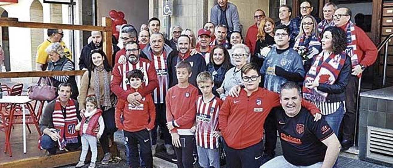 Imagen de familia de los participantes de la fiesta de la Peña Es Raiguer.