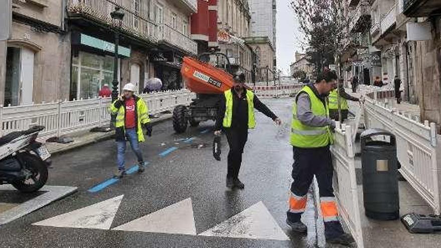 Los operarios cerraron ayer las calles Ronda de Don Bosco y María Auxiliadora para iniciar los trabajos. // Marta G. Brea