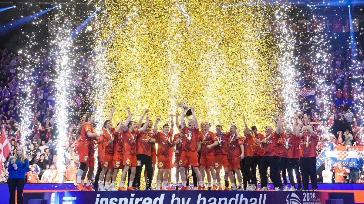 Los jugadores de Dinamarca celebran el cuarto Mundial de Balonmano consecutivo conseguido en Noruega.