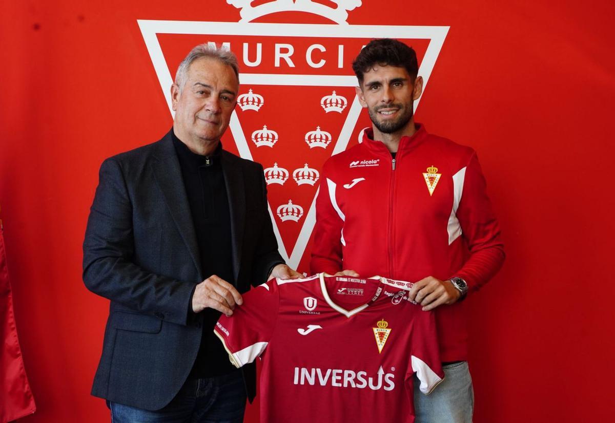 El central Óscar Gil, nuevo jugador del Real Murcia, junto al presidente Felipe Moreno.  | REAL MURCIA