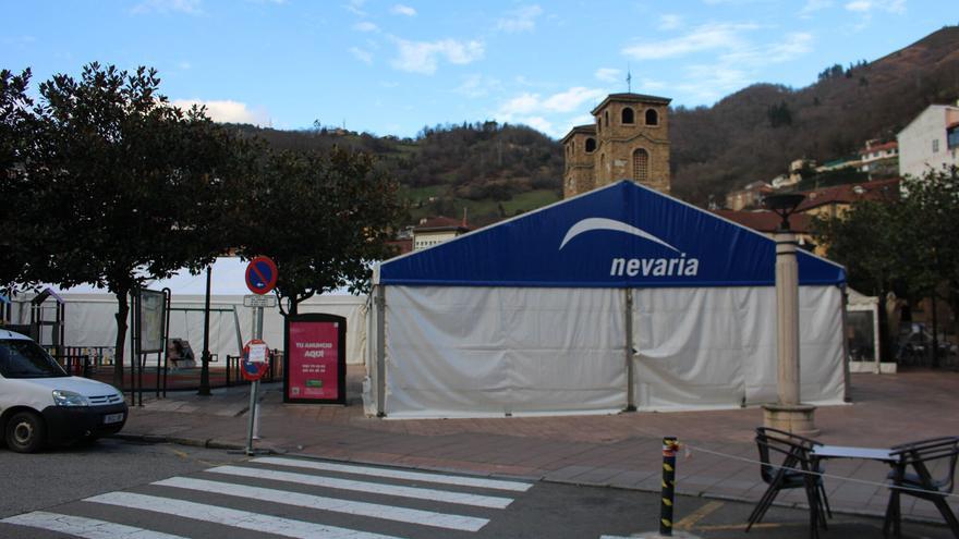 Todo listo en Moreda para la llegada de Nevaria: la carpa (que acogerá a los expositores) ya se levanta en la plaza de la Iglesia