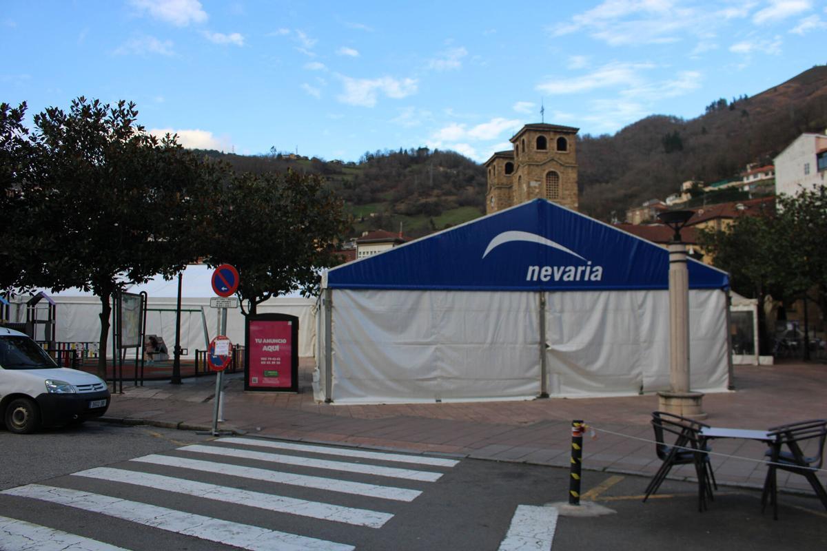 La carpa de Nevaria, ya en la plaza del Campo de Moreda.