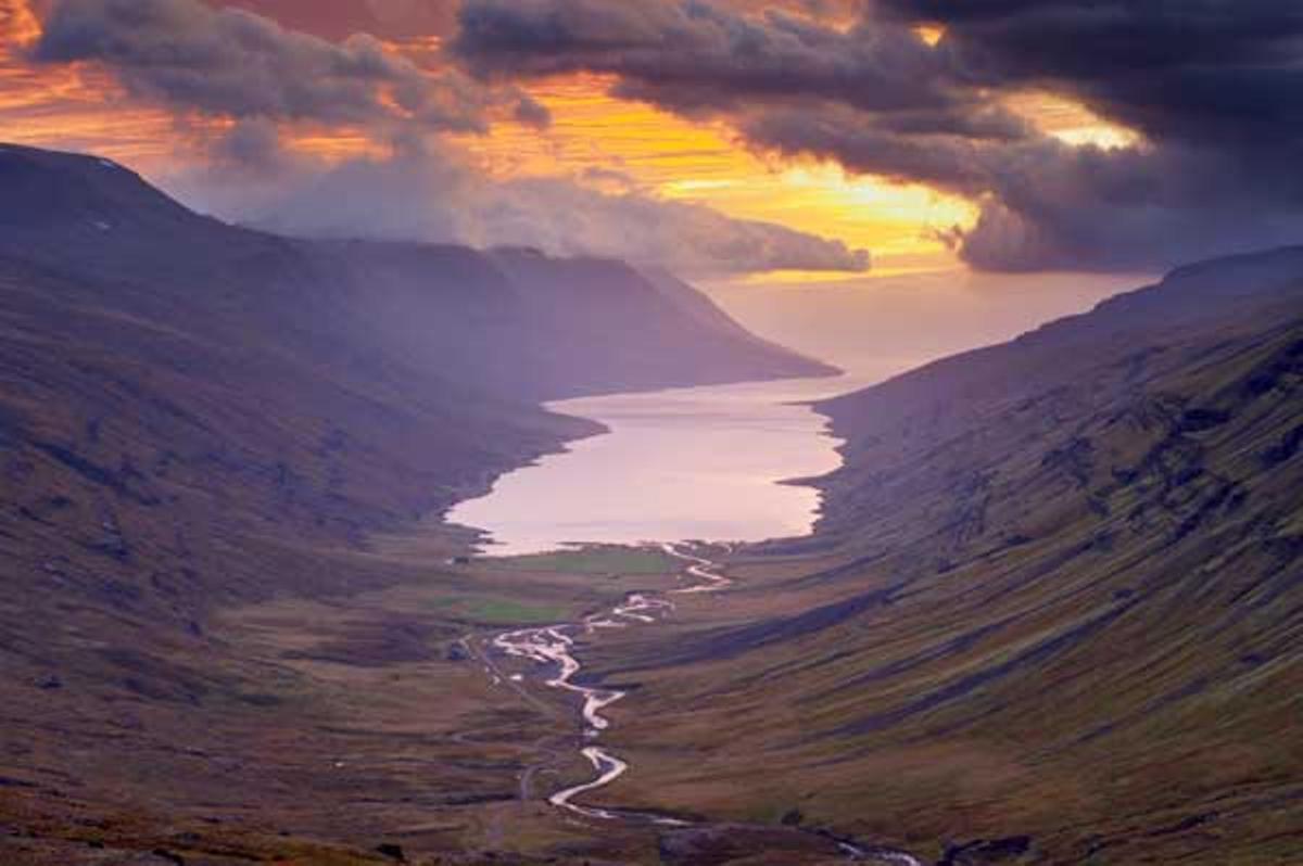 Fiordo Mjoifjordur, en el valle Fjardardalur, en Islandia. Fiordo Mjoifjordur, en el valle Fjardardalur, en Islandia.