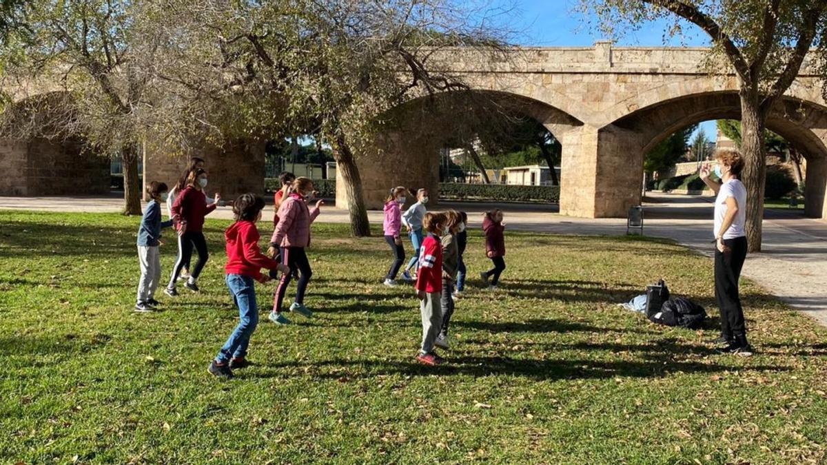 Serranos-Plaza de los Fueros ha difundido la imagen de sus infantiles ensayando la presentación en el Jardín del Turia.  | FB FALLA SERRANS