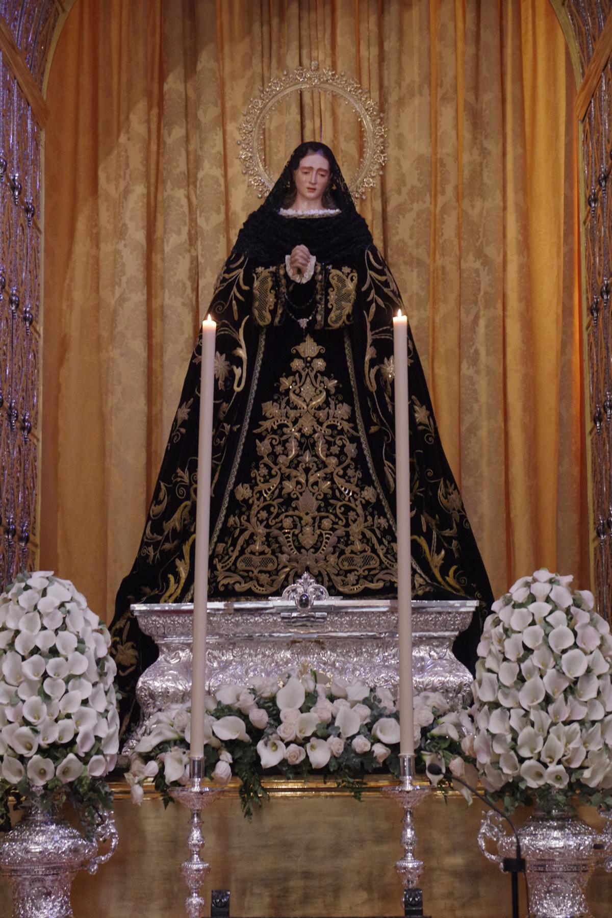 Semana Santa de Málaga 2026 | Fotos de la ofrenda de la Armada a la Virgen de la Soledad de Mena