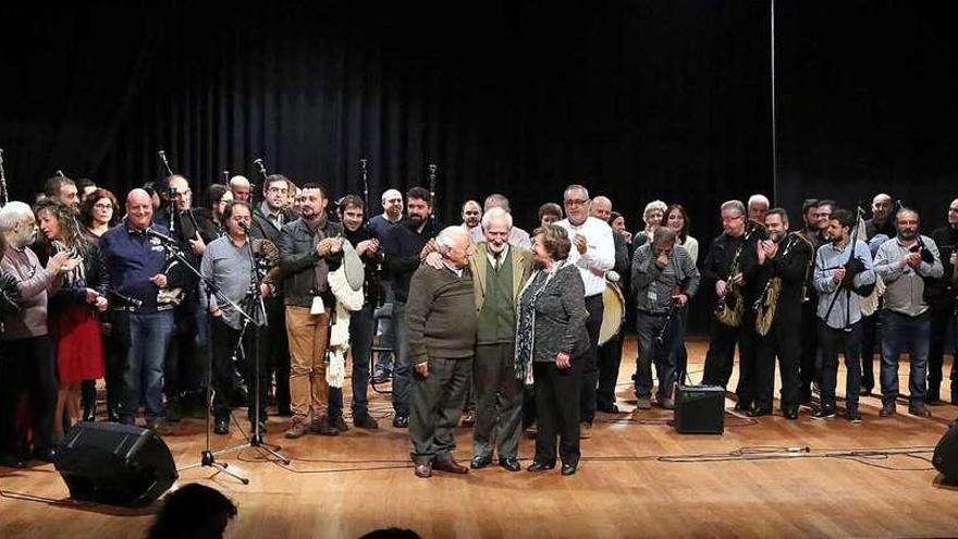 Foto de familia de todos los gaiteros y amigos de Antón Corral sobre el escenario del auditorio Reveriano Soutullo. // D.P.