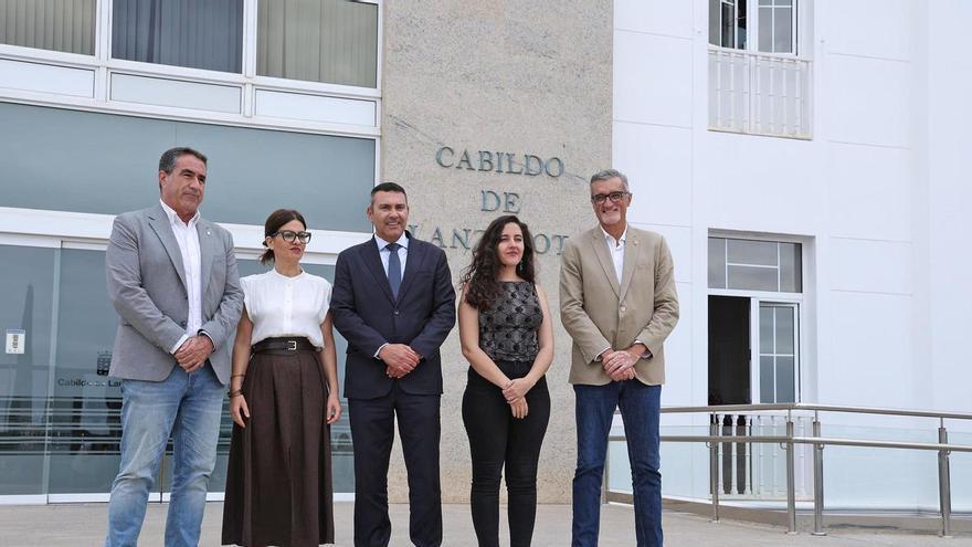 La ministra de Juventud e Infancia, Sira Rego, visita el Cabildo de Lanzarote