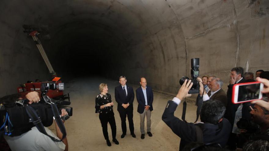 Puig, flanqueado por la consellera María José Salvador y el alcalde Echávarri, en el interior del túnel