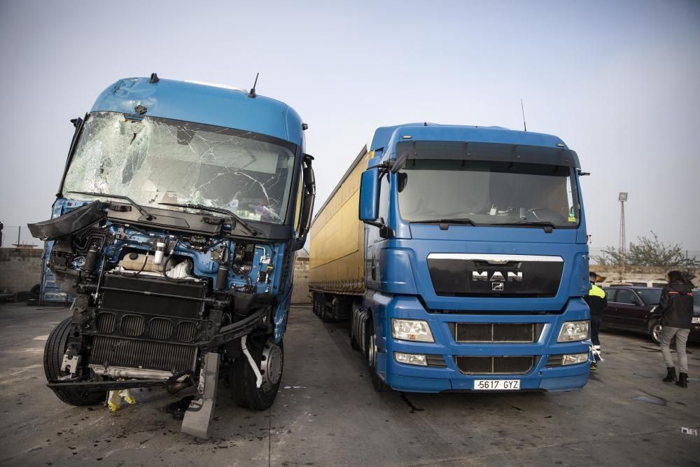 Accident entre dos camions a l'AP-7 a Maçanet de la Selva