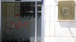 Archivo - Puerta principal de la Comisión Nacional de los Mercados y la Competencia (CNMC) en Madrid.