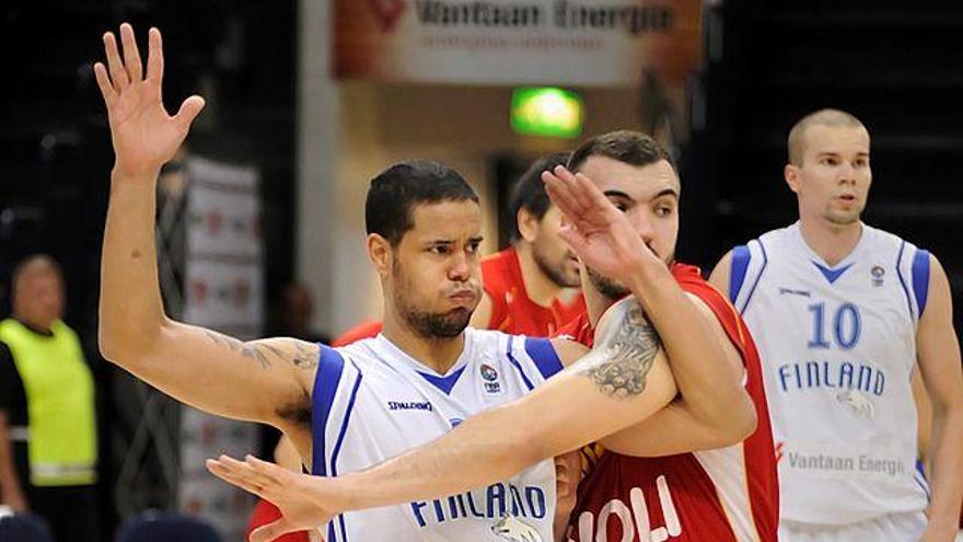 Gerarld Lee, con Finlandia, defendido por el montenegrino Pekovic.