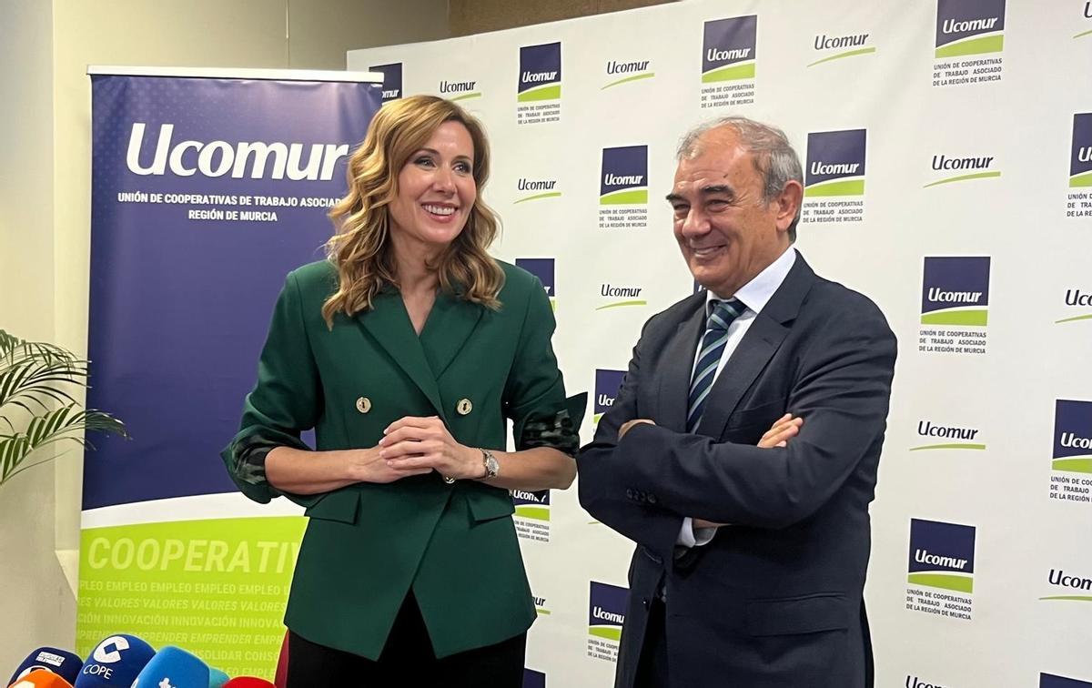 La consejera de Empleo, Marisa López, junto al presidente de Ucomur, Juan Antonio Pedreño.