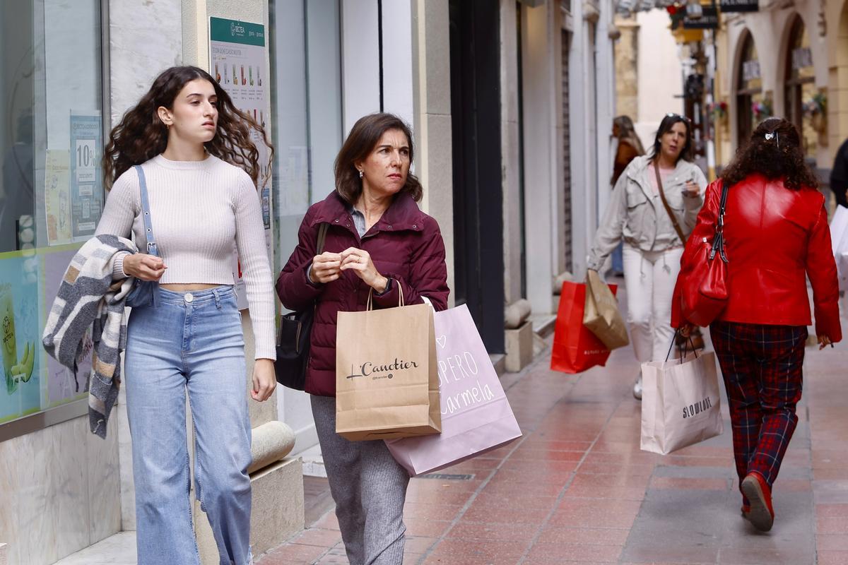Dos mujeres en una zona comercial del casco histórico de Córdoba.