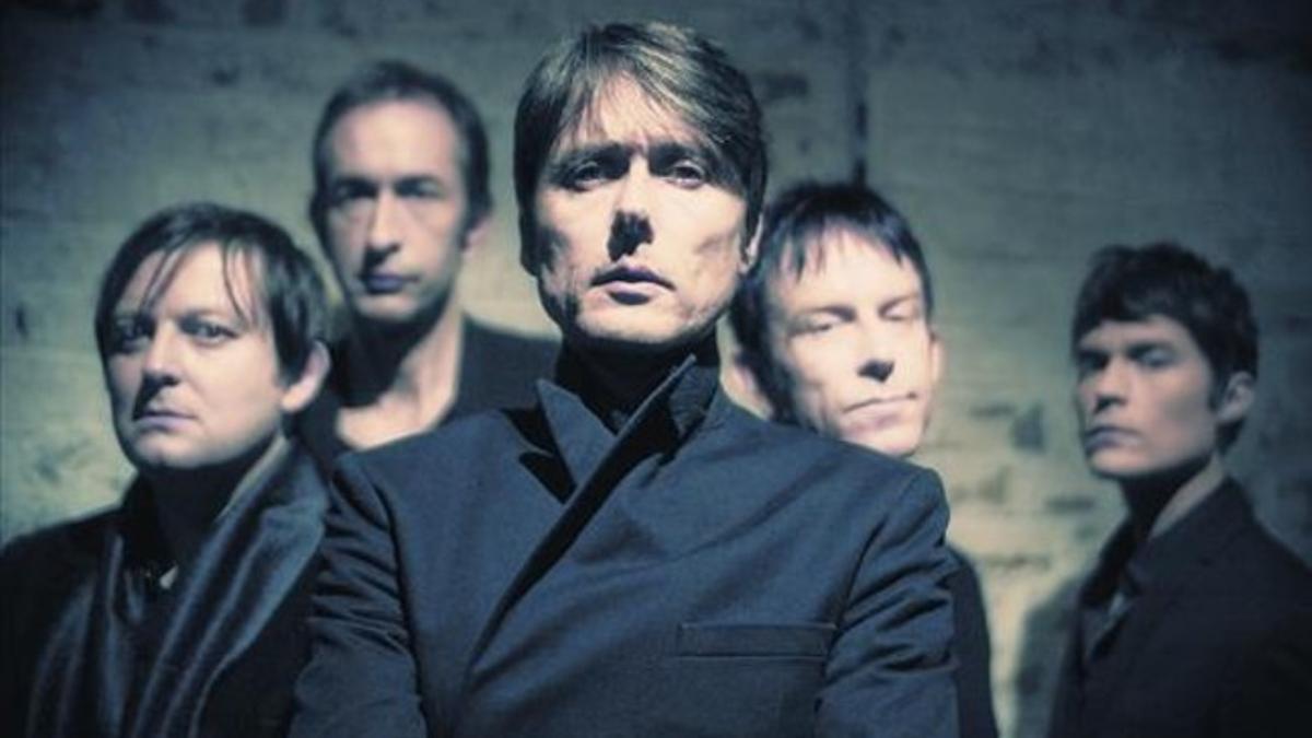 Brett Anderson, en primer término, junto al resto de componentes de Suede.