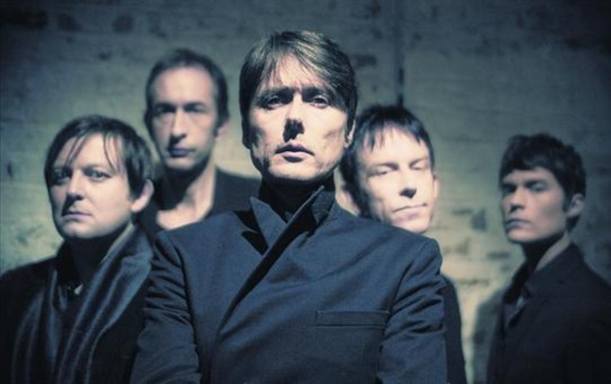 Brett Anderson, en primer terme, amb la resta de components de Suede.