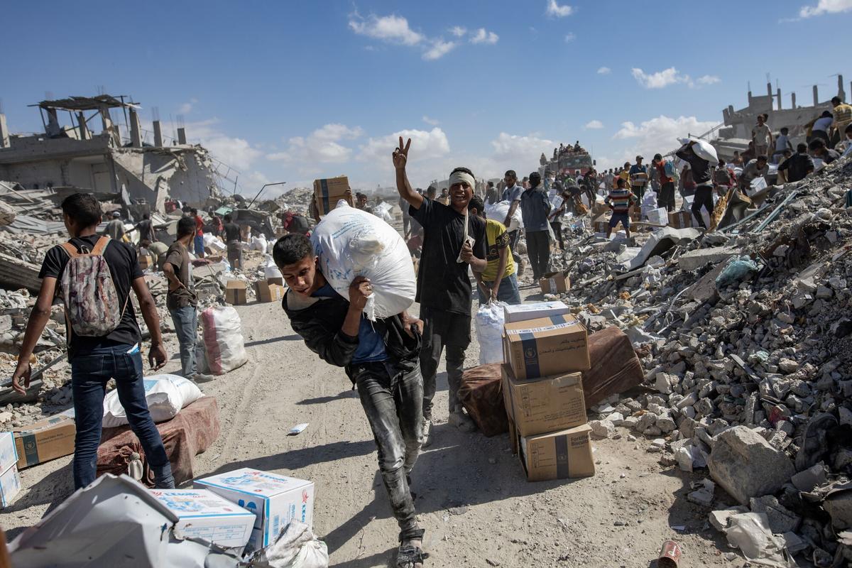Camiones con ayuda humanitaria llegan a Jan Yunis.
