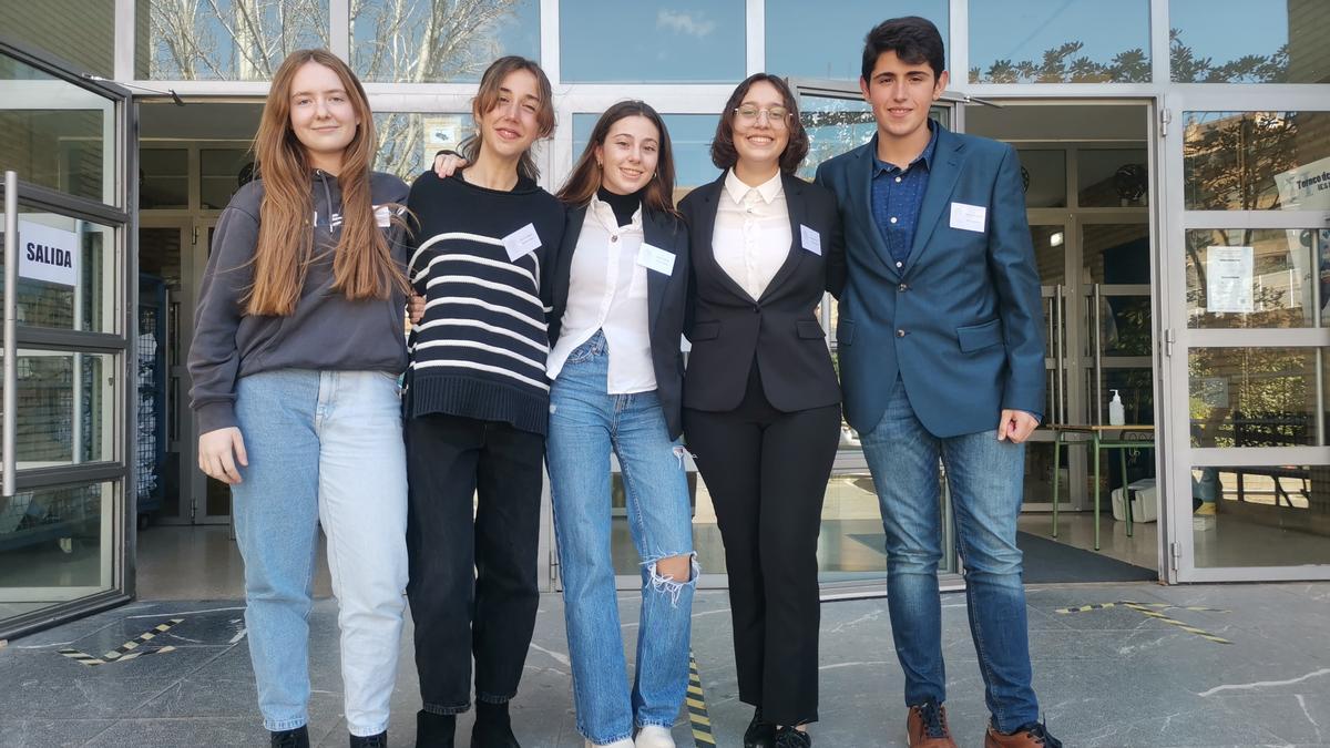 Estudiantes del IES Lucas Mallada, equipo ganador del II Torneo de debate de la provincia de Huesca.