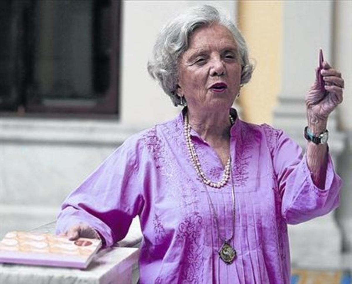 Elena Poniatowska, ahir, a la Biblioteca Nacional, on va mantenir una trobada amb la premsa.