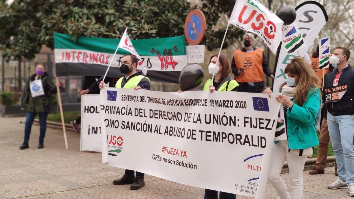 Protesta de interinos contra los procesos de estabilización pactados, en marzo del 2022.