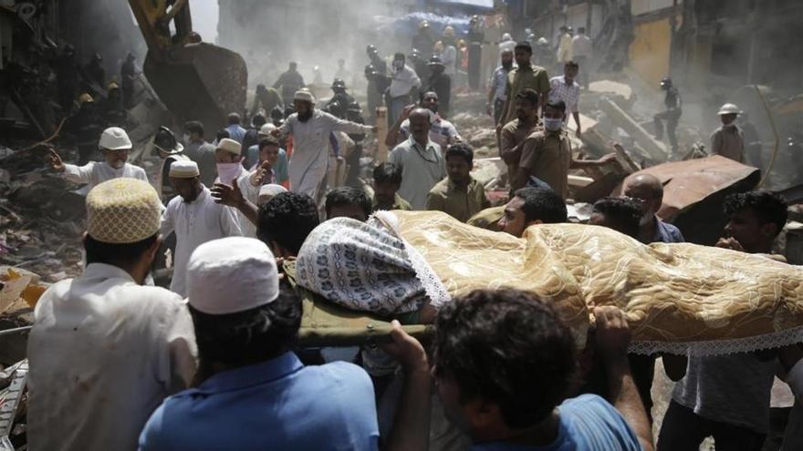 Al menos nueve muertos tras desplomarse un edificio en Bombay