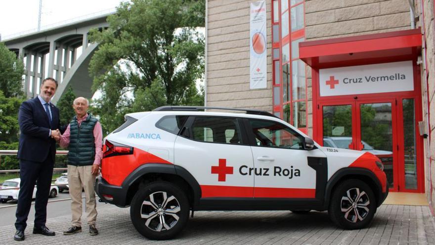 Abanca dona un vehículo a Cruz Roja