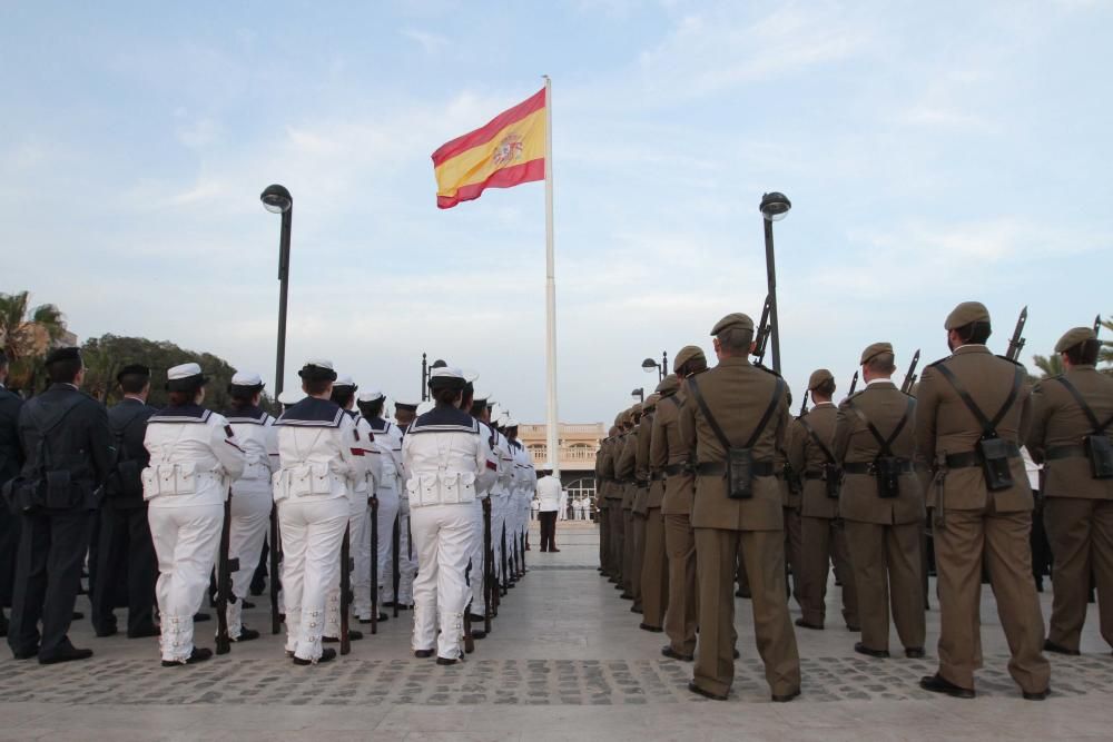 Acto solemne de arriado de bandera por el Día de las Fuerzas Armadas