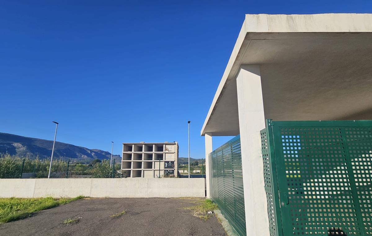 Exterior del cementerio municipal.
