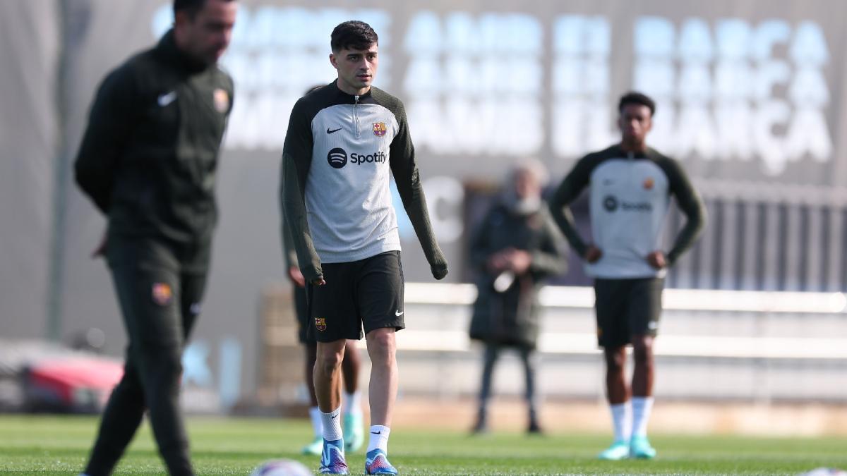 Pedri en el entrenamiento previo al partido contra la Real Sociedad