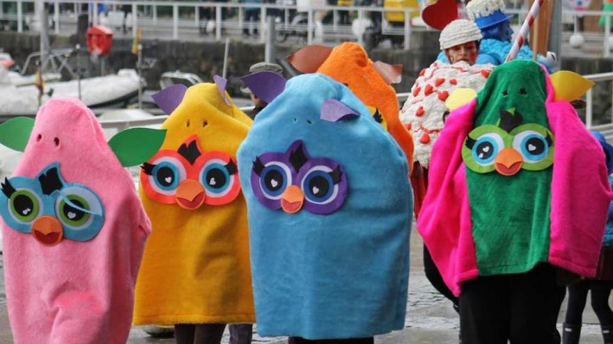 Desfile de Carnaval por las calles de Luarca, el año pasado.