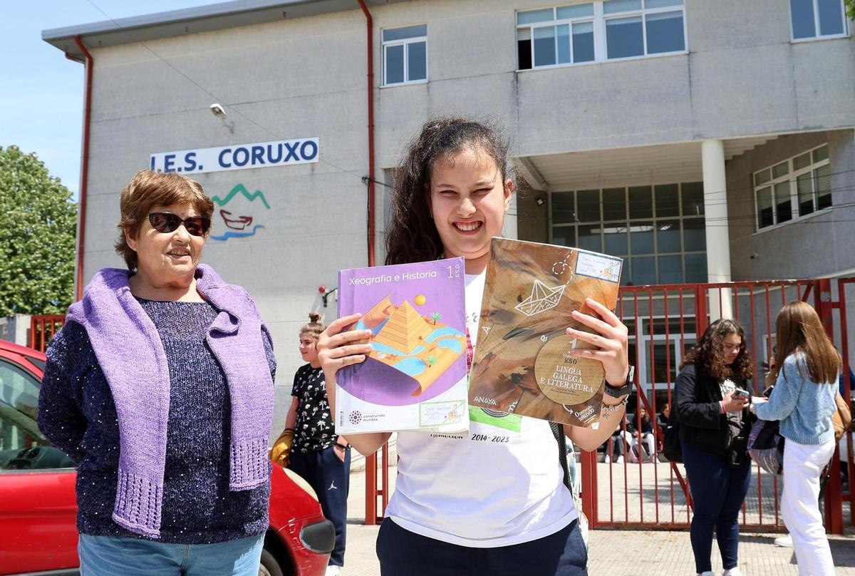 Una alumna posa con sus libros de texto frente al instituto de Coruxo.