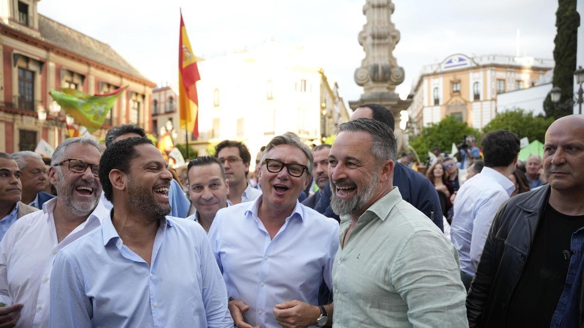 Abascal rentabiliza la parca subida de Vox y volverá a tener a otro barón del PP en sus manos